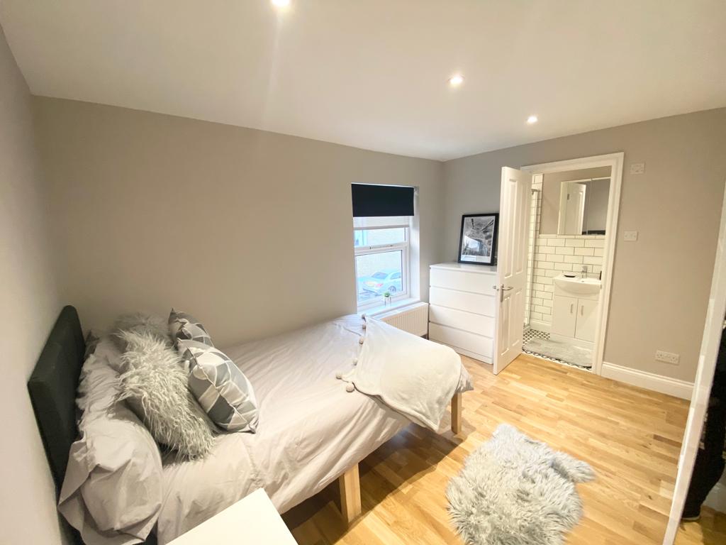 Double Bedroom with En Suite, SE18. £995.00 PCM.